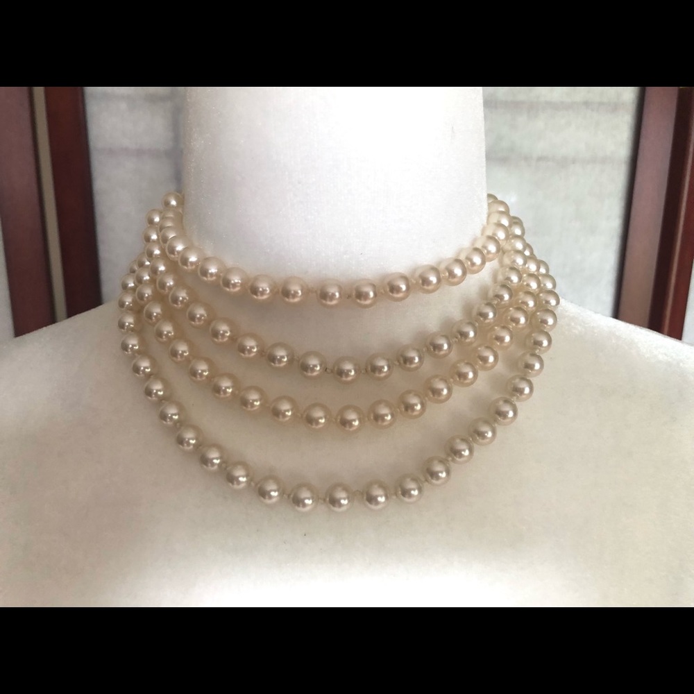 Adjustable ivory pearl necklace.